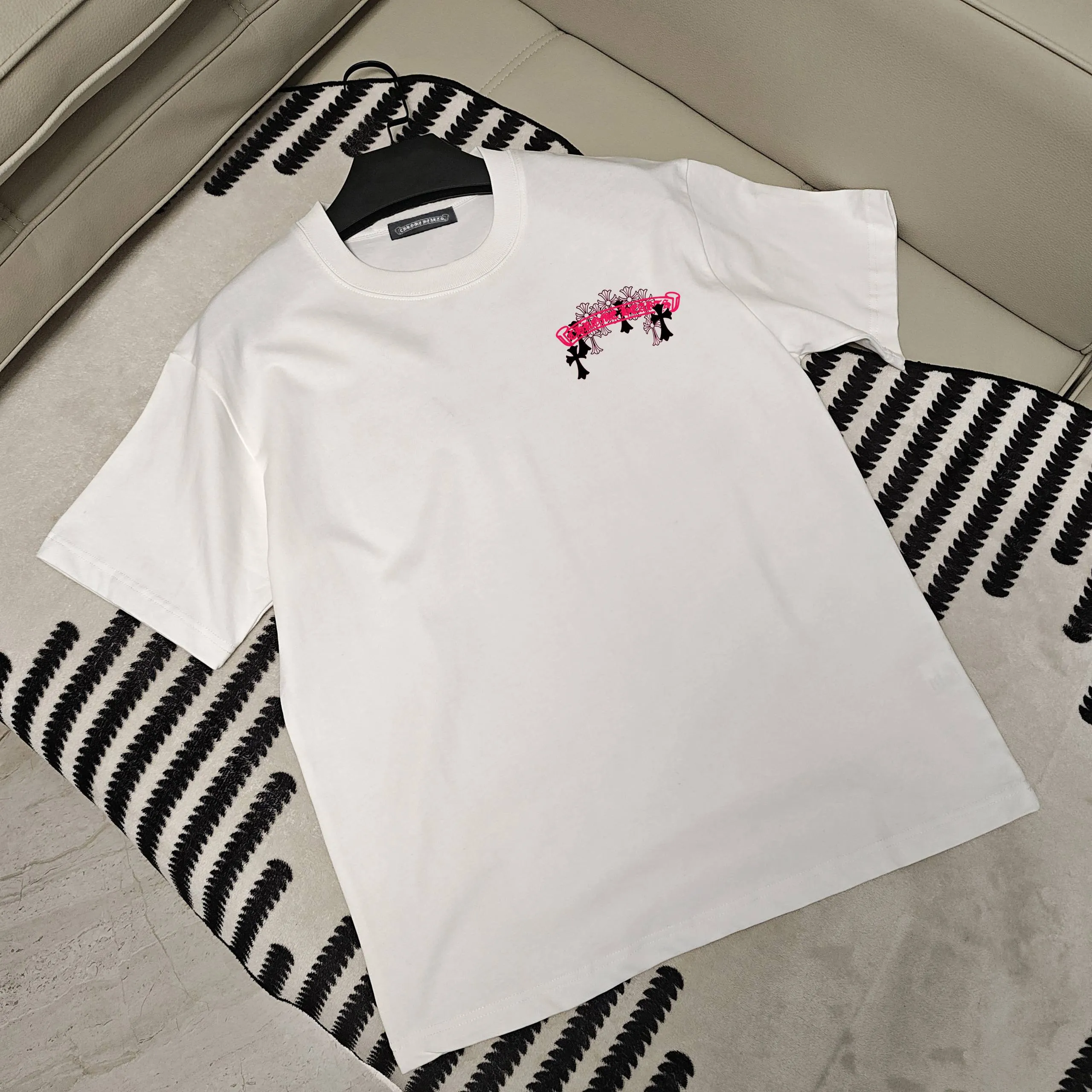 🅿️190 Kroxin 2025 new Sanskrit couple style short-sleeved T-shirt 🔥High version🔥 Original fabric Digital direct printing technology Same style as Internet celebrity High version High quality😘😘 The fabric is made of 250g Solona cotton fabric. It feels super comfortable, fashionable and personalized. A super versatile and good-looking T-shirt. Very suitable for both men and women. A must-have for everyone. Color: black, white Size: S-xxl